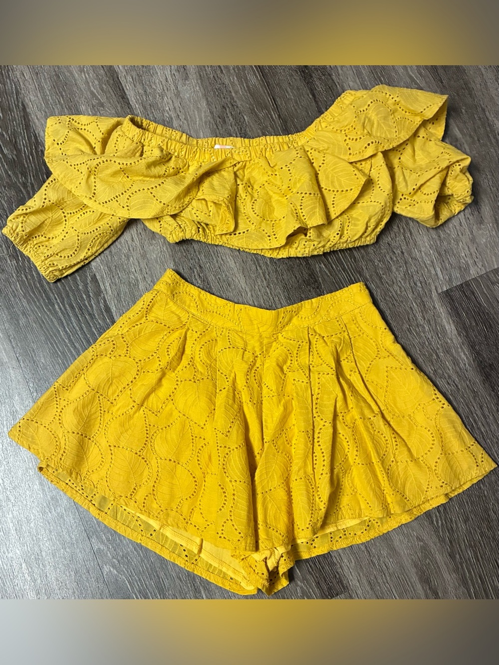 Gently Worn Women’s Yellow Eyelet Off-Shoulder Shorts Set. Size Small